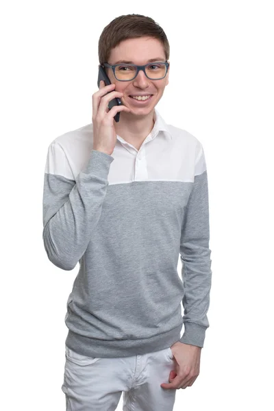 Mladý muž mluví na mobilním telefonu — Stock fotografie