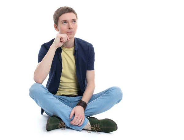 düşünme oturan genç adam 