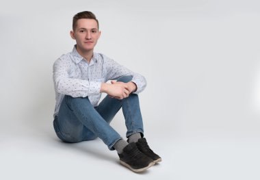 izole katta oturan genç adam