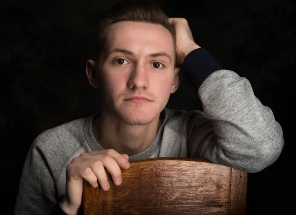 Yakışıklı bir gencin portresi.