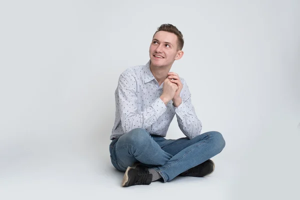 izole katta oturan genç adam