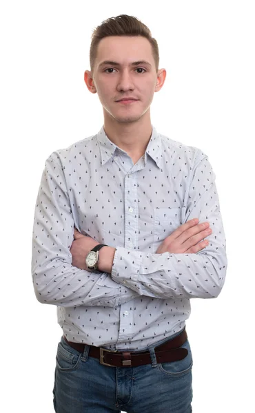 Genç adam kameraya bakıyor. 