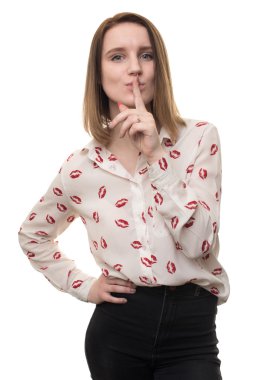 genç kız sessizlik jesti gösterir