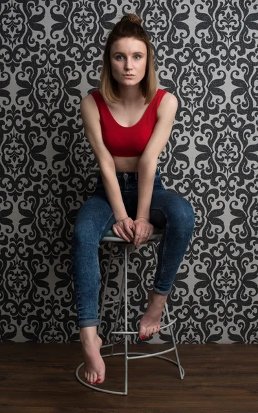 Teenager-Mädchen sitzt — Stockfoto