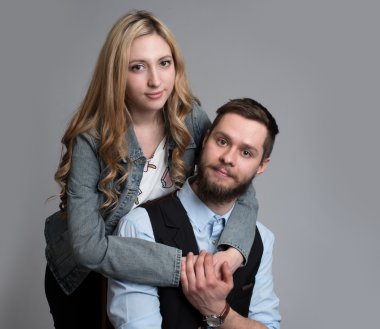 Genç çift gülümseyerek poz