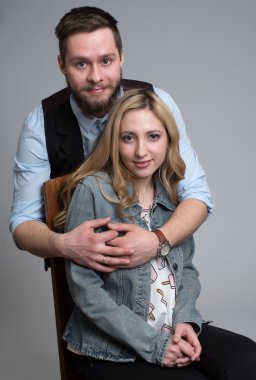 Genç çift gülümseyerek poz