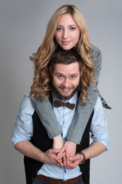 Genç çift gülümseyerek poz