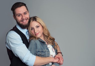 Genç çift gülümseyerek poz