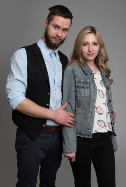 genç çifte sarılma portresi