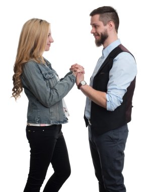 genç çifte sarılma portresi