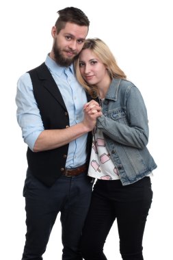 genç çifte sarılma portresi