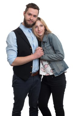 genç çifte sarılma portresi