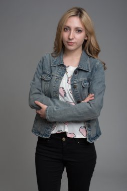 Genç sarışın kız portresi 