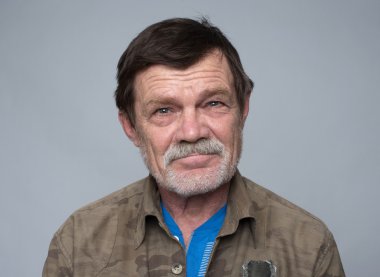 dalgın yaşlı adam 