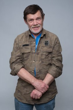 Yaşlı adam ile çapraz kol ayakta 