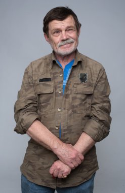 Yaşlı adam ile çapraz kol ayakta 