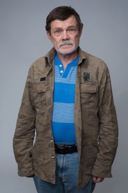 Yaşlı adam ile çapraz kol ayakta 