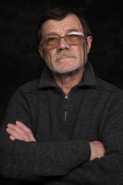 Gözlüklü yaşlı adam portresi portre