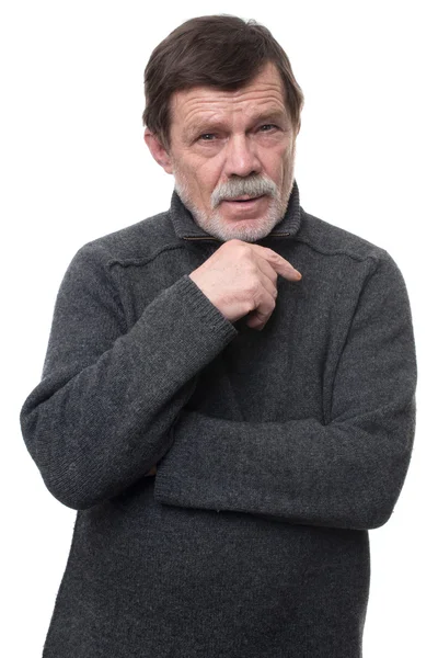 Düşünceli gri sakallı yakışıklı yaşlı adam 