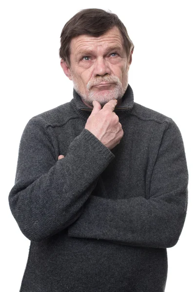 Düşünceli gri sakallı yakışıklı yaşlı adam 