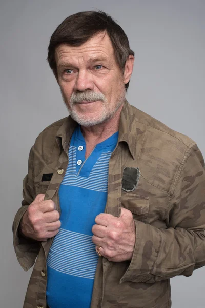 Man van middelbare leeftijd, gekleed in een grijze jas — Stockfoto
