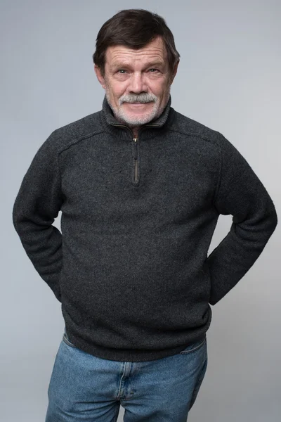 Plan studio d'un homme âgé debout Images De Stock Libres De Droits