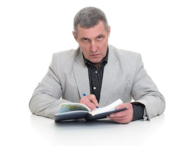 bir masada oturan işadamı 