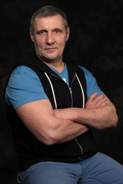 Orta yaşlı adam oturuyor 