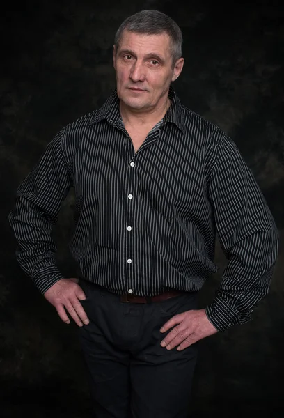 yakışıklı ciddi üst düzey adam portresi 