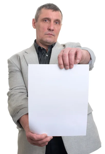 Biznesmen posiadający białą kartkę w ręce — Zdjęcie stockowe
