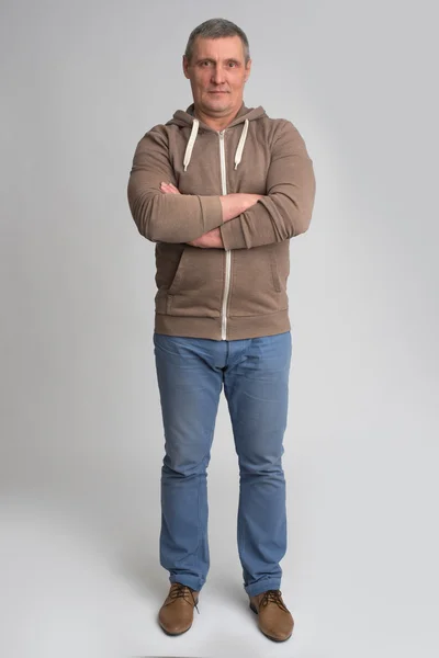 İzole mutlu olgun bir adam portresi 