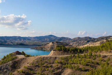 Kıbrıs adasının doğası özellikle ilkbaharda memnuniyet vericidir. Her şey yeşile dönmeye, çiçek açmaya ve yeni bir filizlenmeye başlar. Baraj yakınlarında yürüyüş yapmak için en iyi zaman..
