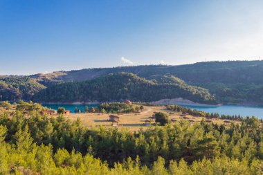 Kıbrıs adasının doğası özellikle ilkbaharda memnuniyet vericidir. Her şey yeşile dönmeye, çiçek açmaya ve yeni bir filizlenmeye başlar. Kırsalda yürüyüş ve piknik için en iyi zaman.. 