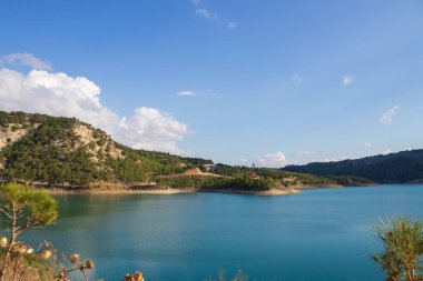 Kıbrıs Rum Kesimi 'nin çok çeşitli manzaraları var. Bu seferki barajın yakınındaki bir tepede çekilmiş. Barajdaki su inanılmaz derecede mavi..