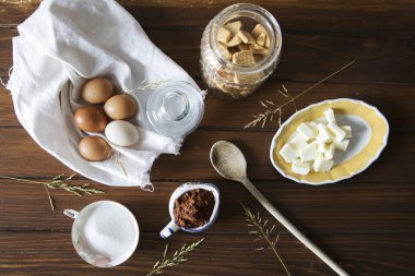 Natürmort di ingredienti su sfondo legno içinde