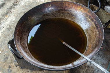 Karahi 'de odun üzerine yağlı kil fırını.