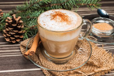 Aroma cappuccino tabak beyaz zemin üzerine