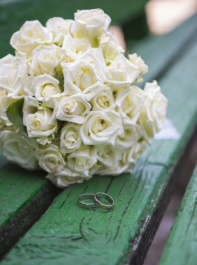 Ahşap Bank halkaları ile gül buket düğün