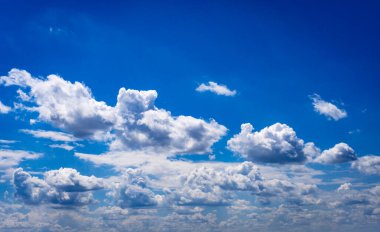 Beyaz bulutlar. Mükemmel mavi gökyüzü