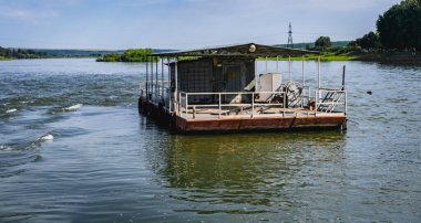 Moldova 'nın Nistru nehrinde yüzen eski ev mavnası