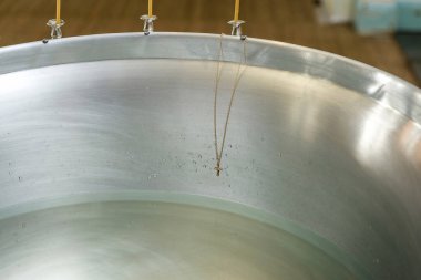 Çocuklar vaftizden önce altın haç kapanıyor.