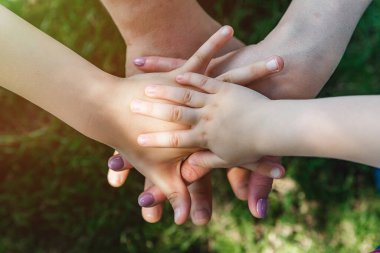 Aile işi, eller üst üste, yaz sporları havası. Kapat.