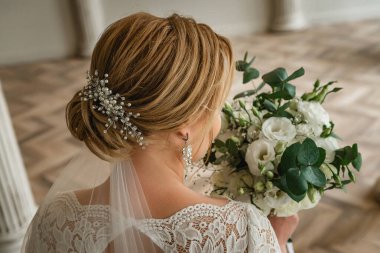 Gelinler günaydın. Güzel sanatlar düğünü. Düğün gününde gelinlerin saç stilinde güzel mücevherler.