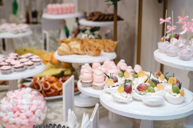 Parti için tatlı masası. Kek, kek, tatlı şey..