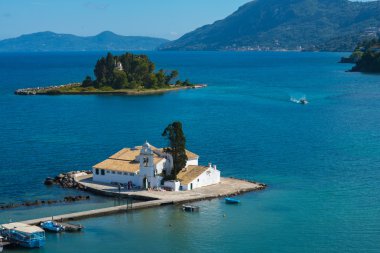 Mouse Adası ve Vlacherna Manastırı üzerinde Vigla Yarımadası Corfu, Yunanistan