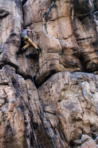 Uomo arrampicata verticale, Polonia — Foto Stock