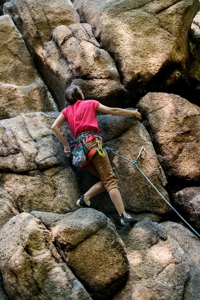 Donna che scala la parete verticale, Polonia — Foto Stock