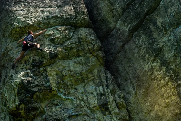Dikey duvar, Polonya tırmanma erkekler — Stok fotoğraf