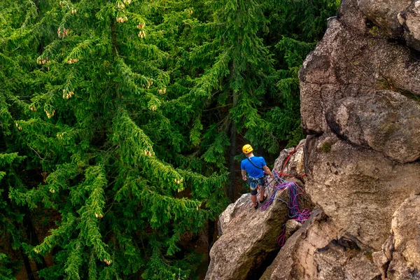 Uomini che scalano la parete verticale, su uno sfondo con alberi, Polonia — Foto Stock
