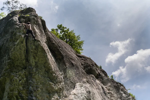 Uomo arrampicata verticale, Polonia — Foto Stock